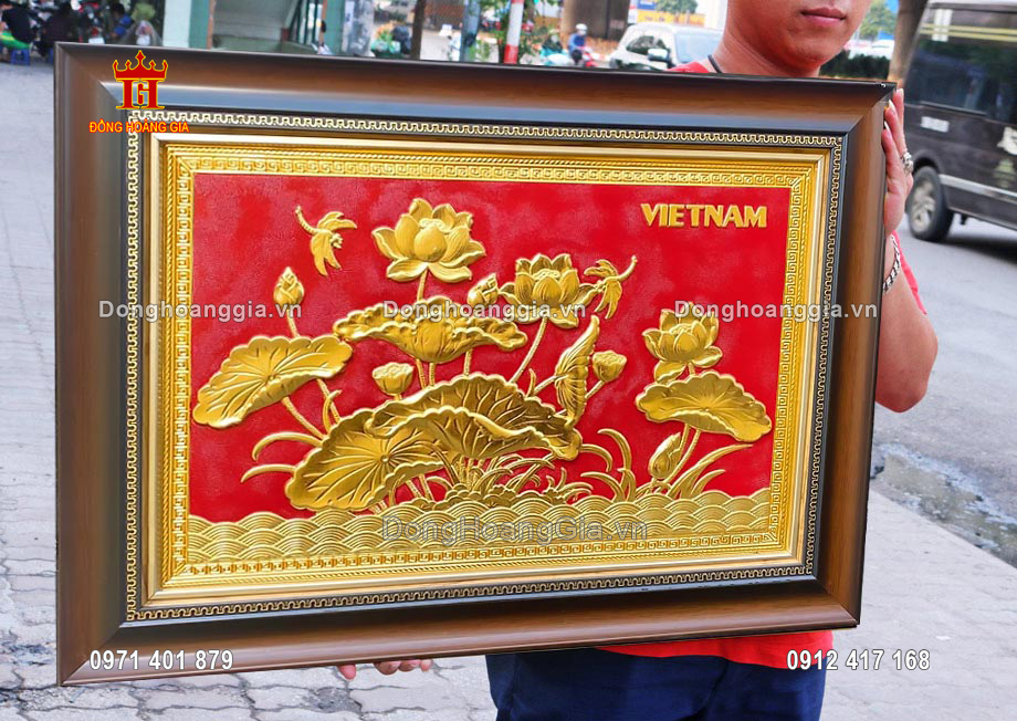 Treo tranh hoa sen bằng đồng mạ vàng 24K mang lại sự bình an, may mắn